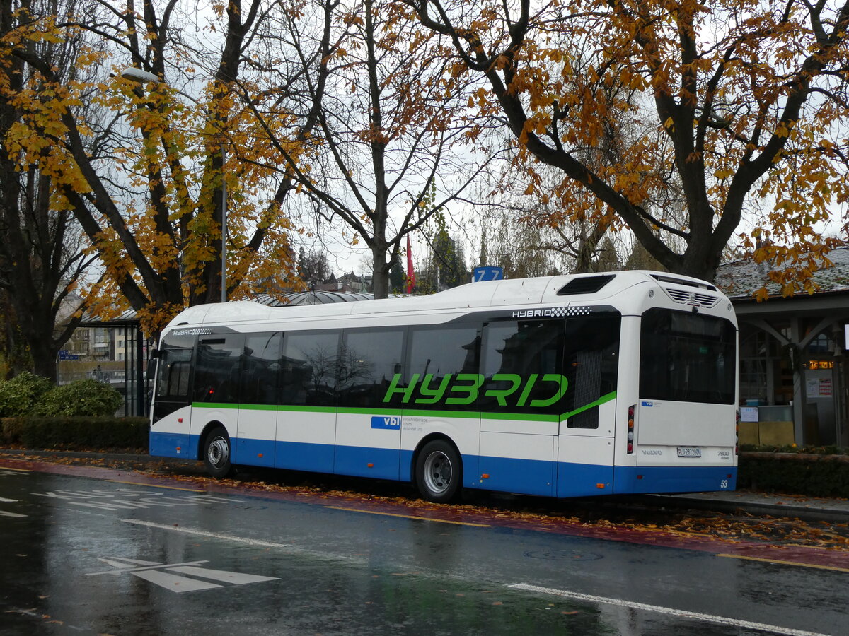 (230'966) - VBL Luzern - Nr. 53/LU 287'200 - Volvo am 27. November 2021 beim Bahnhof Luzern