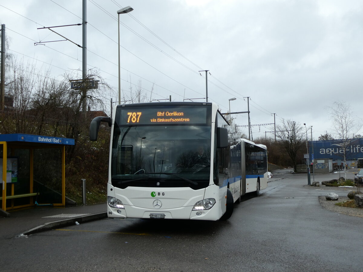 (231'104) - Welti-Furrer, Bassersdorf - Nr. 86/ZH 661'186 - Mercedes am 11. Dezember 2021 in Dietlikon, Bahnhof/Bad