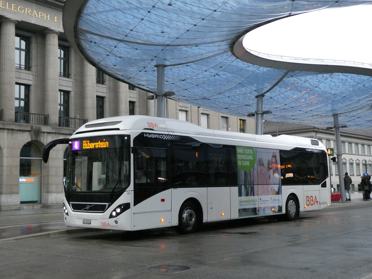 (231'113) - BBA Aarau - Nr. 45/AG 26'045 - Volvo am 11. Dezember 2021 beim Bahnhof Aarau