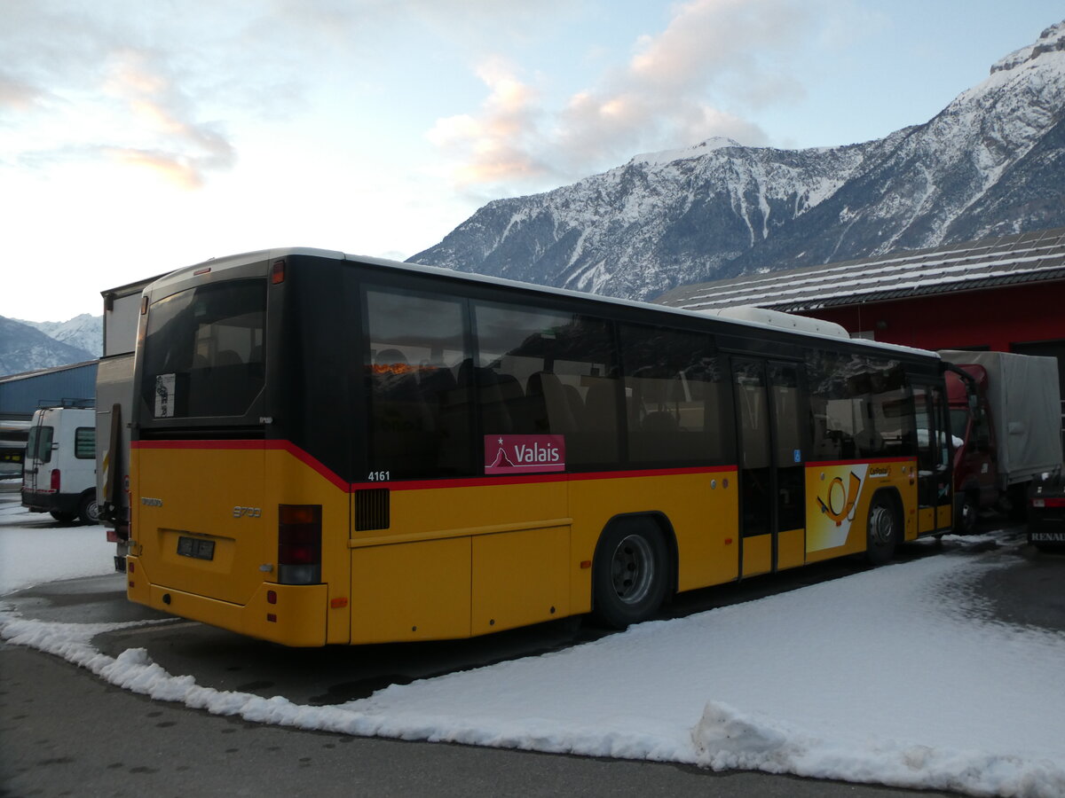 (231'195) - PostAuto Wallis - Nr. 2 - Volvo (ex CarPostal Ouest; ex SAPJV, L'Isle Nr. 11) am 12. Dezember 2021 in Saxon, Garage Visa