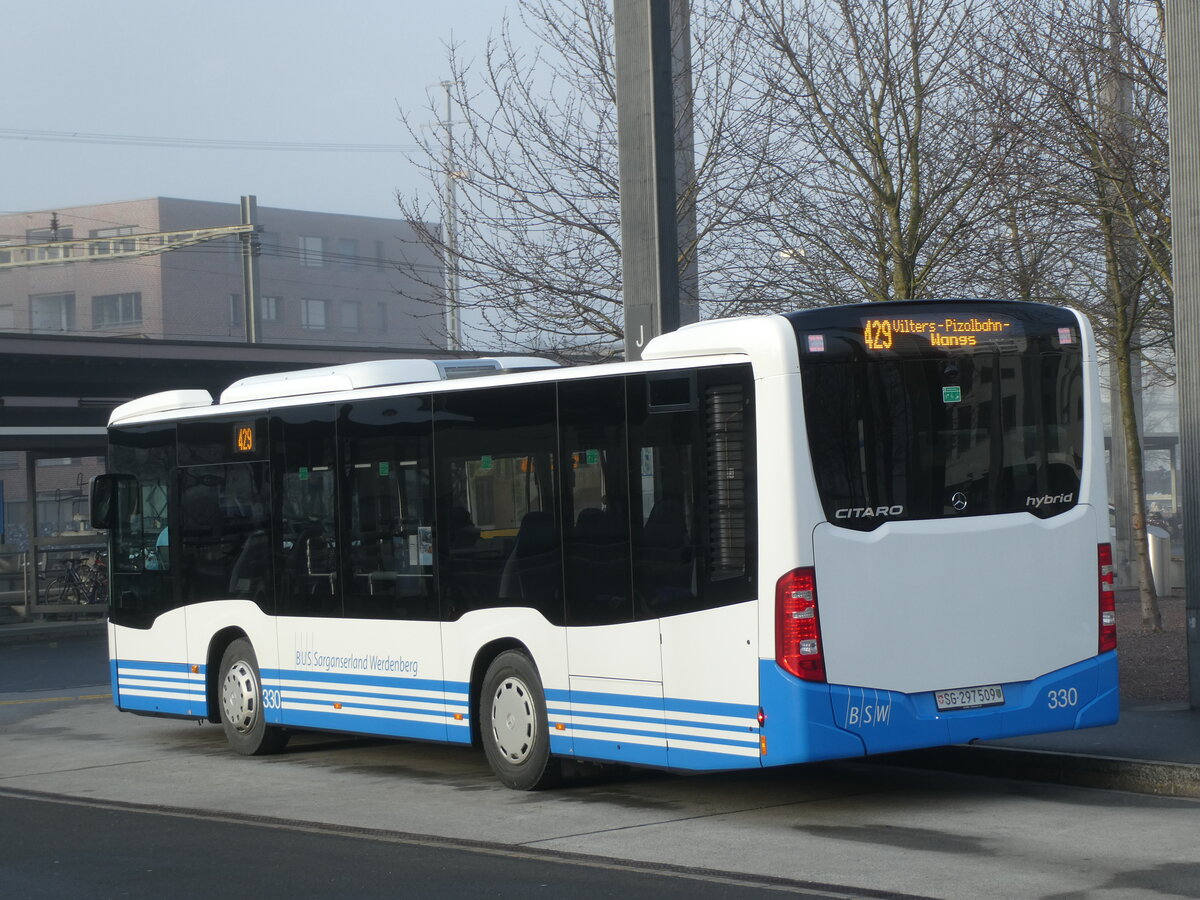 (231'290) - BSW Sargans - Nr. 330/SG 297'509 - Mercedes am 15. Dezember 2021 beim Bahnhof Sargans