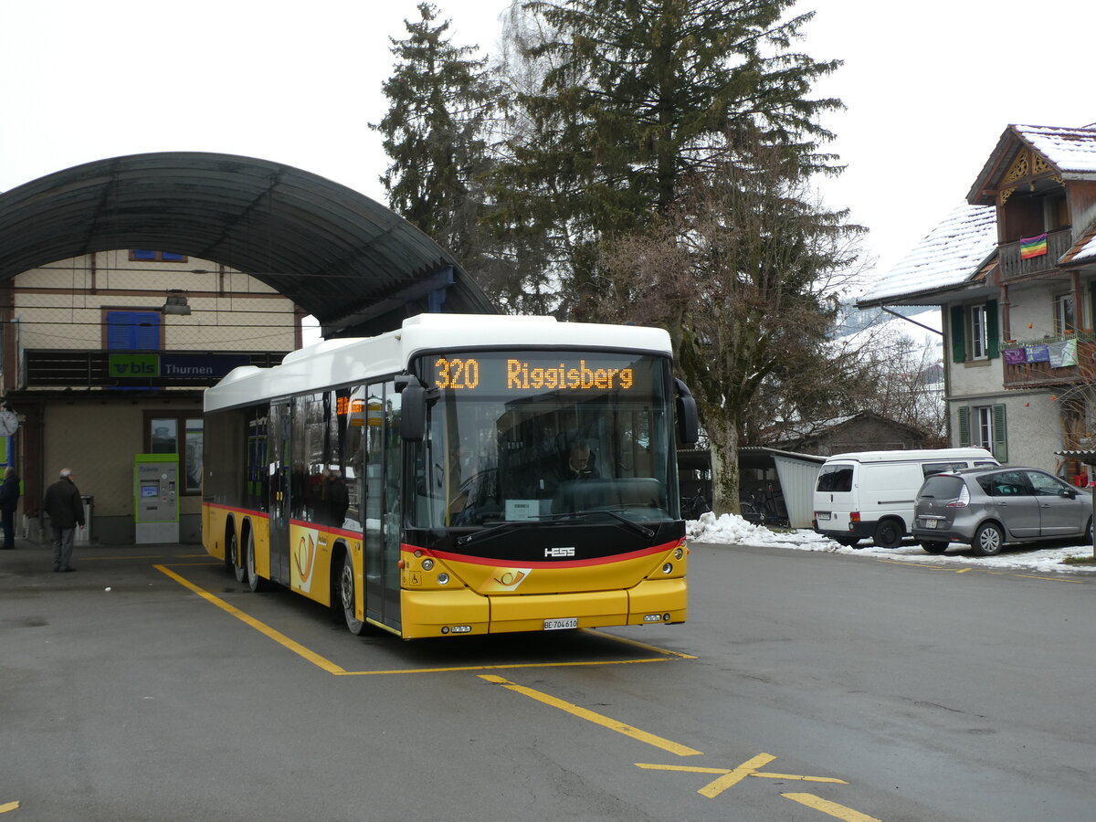 (231'400) - Engeloch, Riggisberg - Nr. 18/BE 704'610 - Scania/Hess am 17. Dezember 2021 beim Bahnhof Thurnen