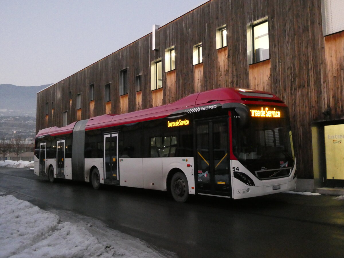 (231'504) - PostAuto Wallis - Nr. 54/VS 531'436 - Volvo am 18. Dezember 2021 in Sion, Garage