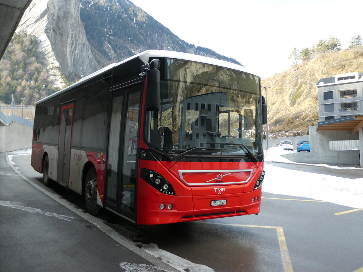 (231'712) - TMR Martigny - Nr. 164/VS 1253 - Volvo am 2. Januar 2022 beim Bahnhof Sembrancher