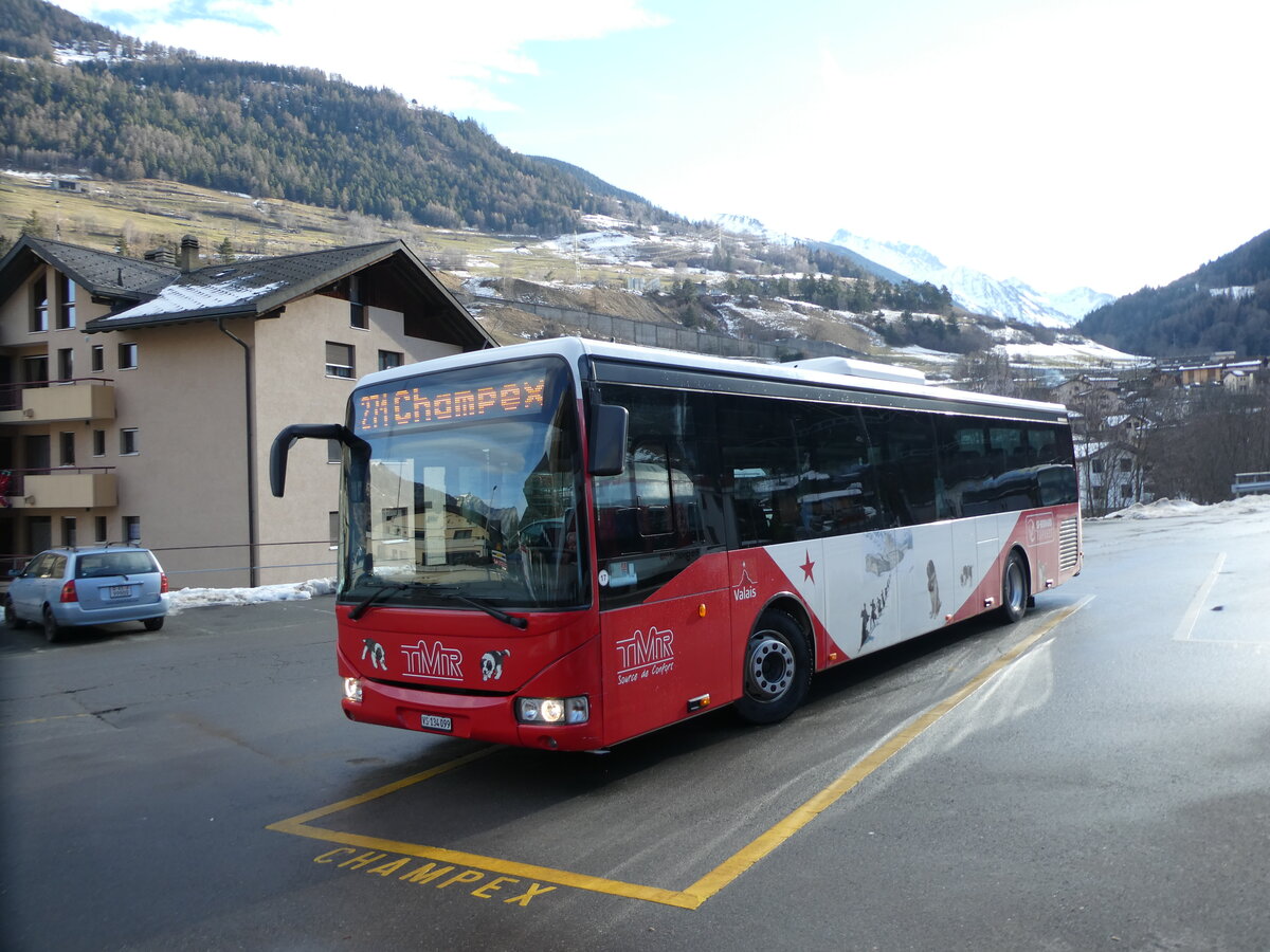 (231'731) - TMR Martigny - Nr. 17/VS 134'099 - Irisbus am 2. Januar 2022 beim Bahnhof Orsires