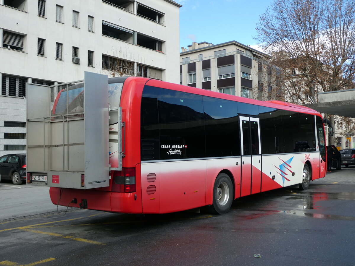 (231'740) - SMC Montana - Nr. 25/VS 28'725 - MAN am 2. Januar 2022 beim Bahnhof Sierre