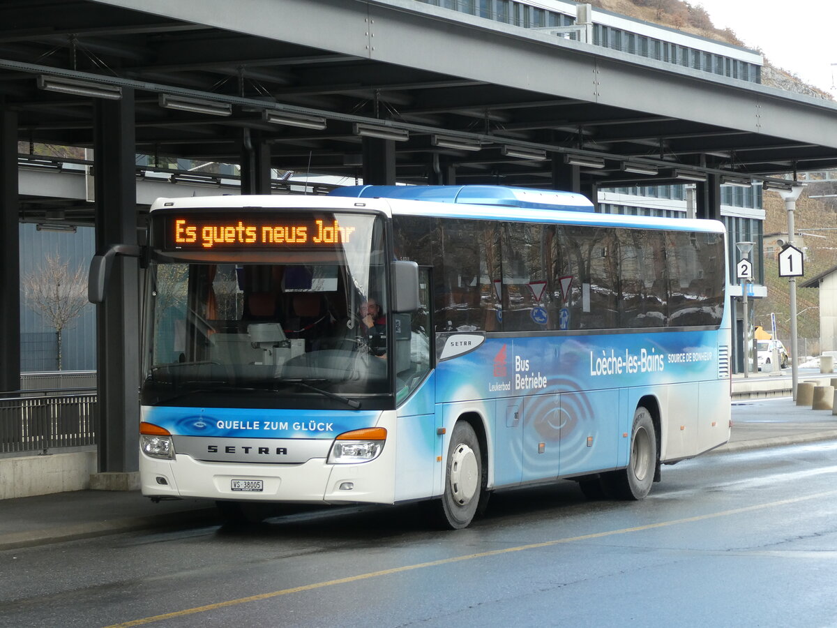 (231'757) - LBB Susten - Nr. 5/VS 38'005 - Setra am 2. Januar 2022 beim Bahnhof Leuk