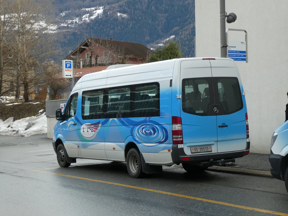 (231'765) - LLB Susten - Nr. 10/VS 38'010 - Mercedes am 2. Januar 2022 beim Bahnhof Leuk