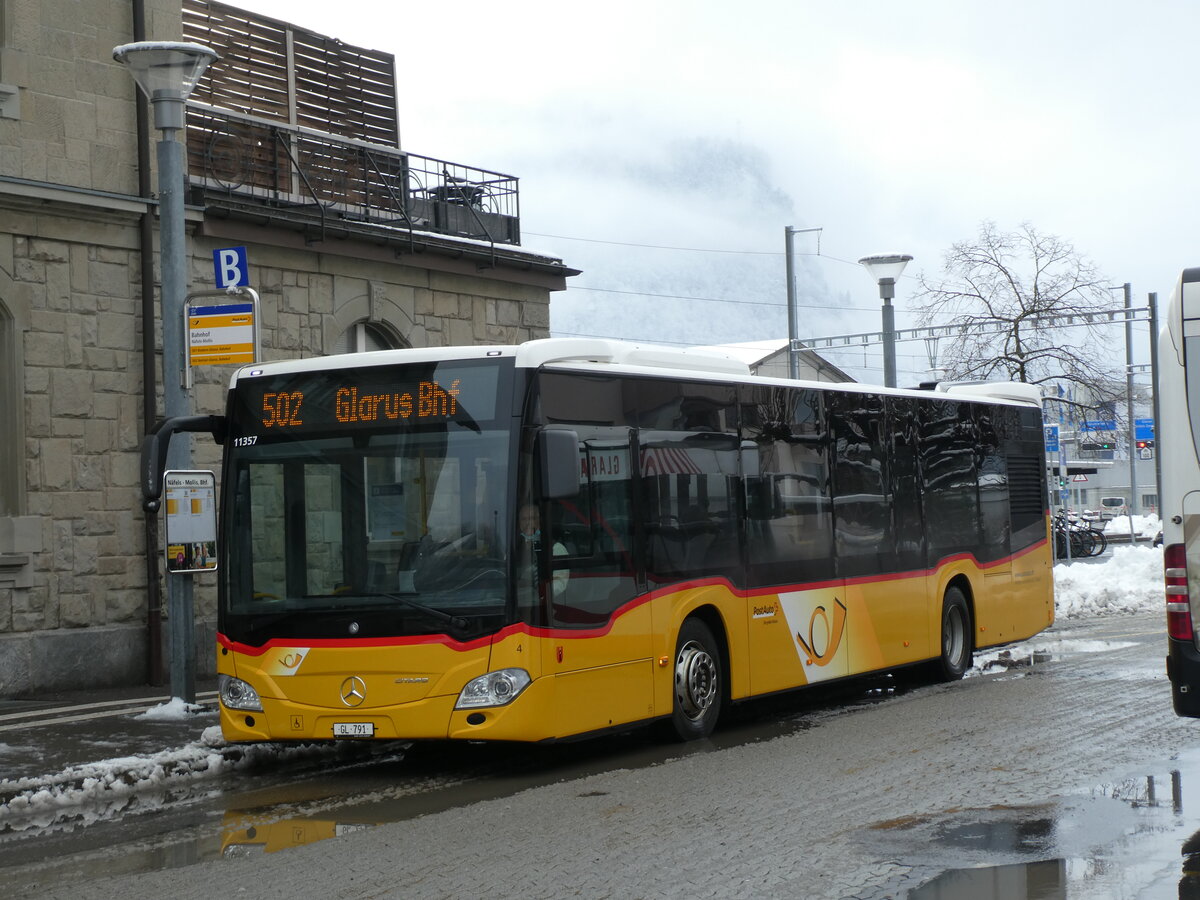 (231'963) - Niederer, Filzbach - Nr. 4/GL 791 - Mercedes am 10. Januar 2022 beim Bahnhof Nfels-Mollis