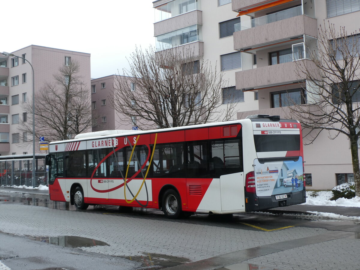 (231'981) - Niederer, Filzbach - Nr. 27/GL 41 - Mercedes am 10. Januar 2022 beim Bahnhof Nfels-Mollis