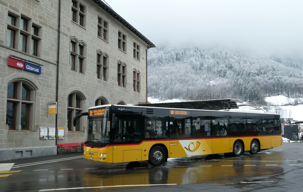 (231'983) - Niederer, Filzbach - Nr. 12/GL 44 - MAN (ex PostAuto Ostschweiz) am 10. Januar 2022 beim Bahnhof Glarus