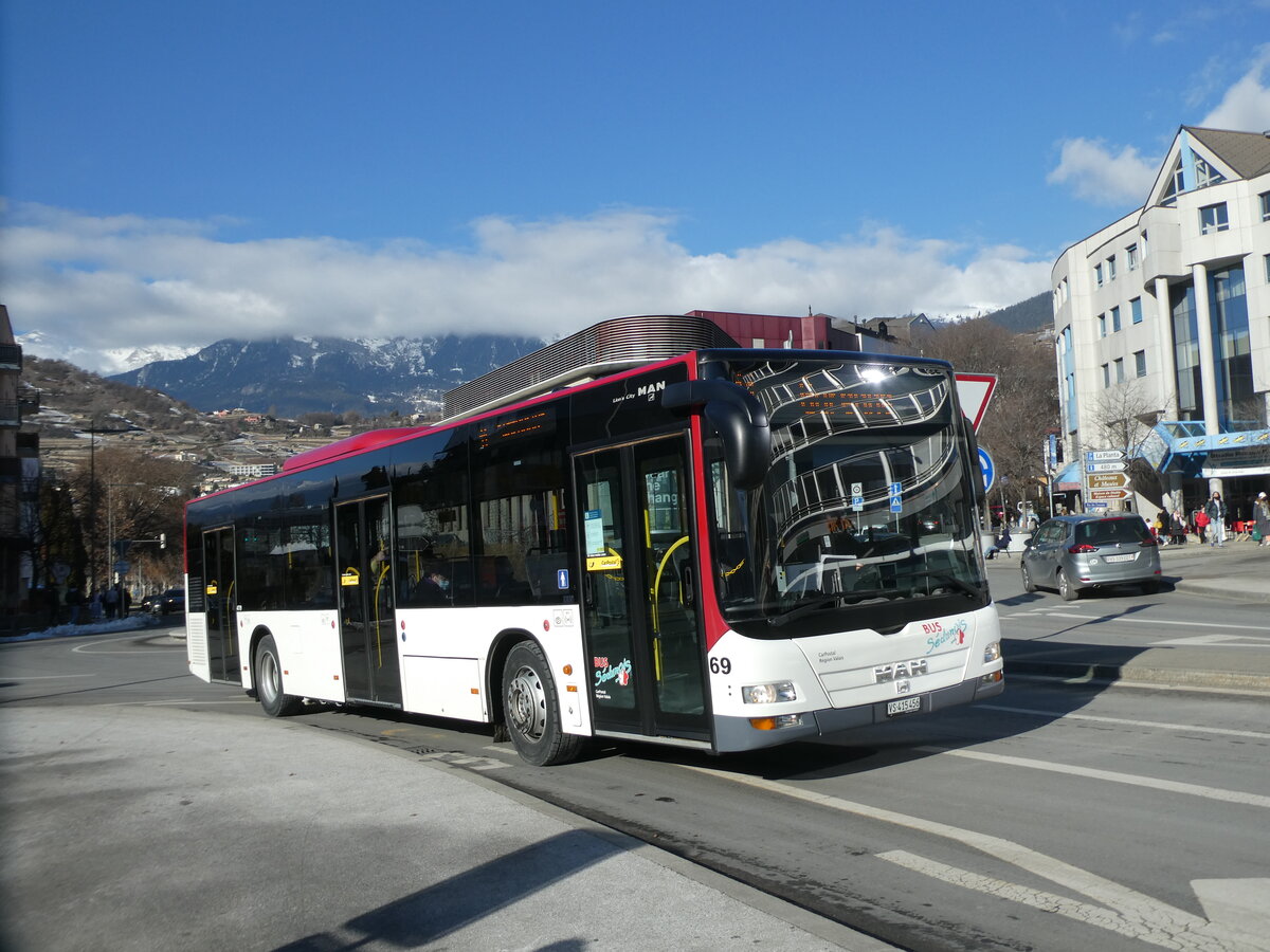 (232'198) - PostAuto Wallis - Nr. 69/VS 415'456 - MAN (ex Lathion, Sion Nr. 69) am 21. Januar 2022 beim Bahnhof Sion