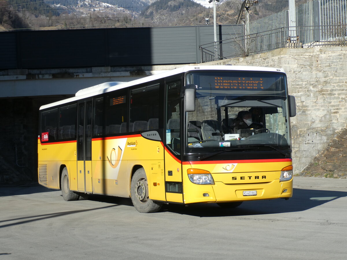 (232'242) - PostAuto Wallis - VS 403'662 - Setra am 21. Januar 2022 beim Bahnhof Brig