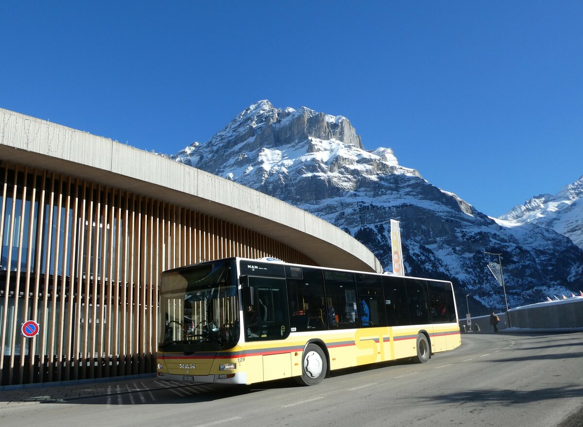 (232'879) - STI Thun - Nr. 129/BE 800'129 - MAN am 13. Februar 2022 beim Bahnhof Grindelwald