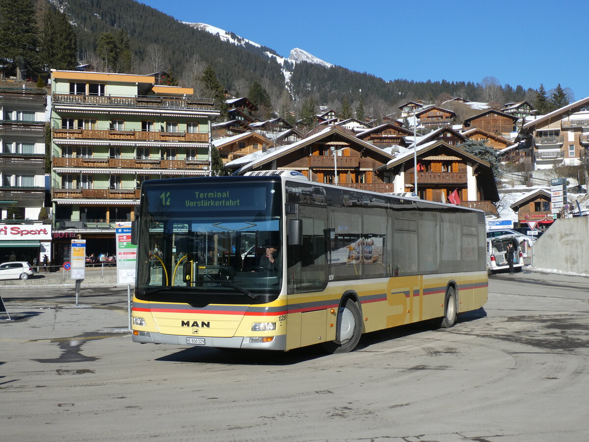 (232'881) - STI Thun - Nr. 129/BE 800'129 - MAN am 13. Februar 2022 beim Bahnhof Grindelwald