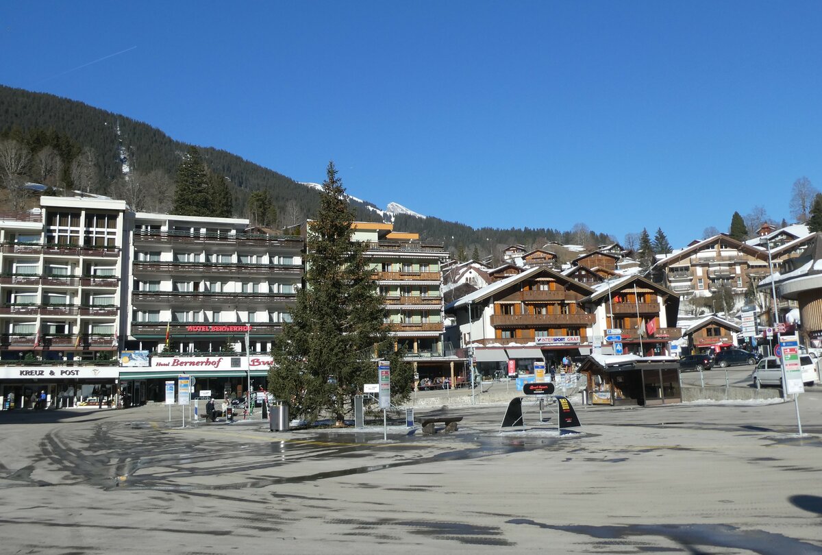 (232'886) - Grindelwaldbus-Haltestellen am 13. Februar 2022 beim Bahnhof Grindelwald