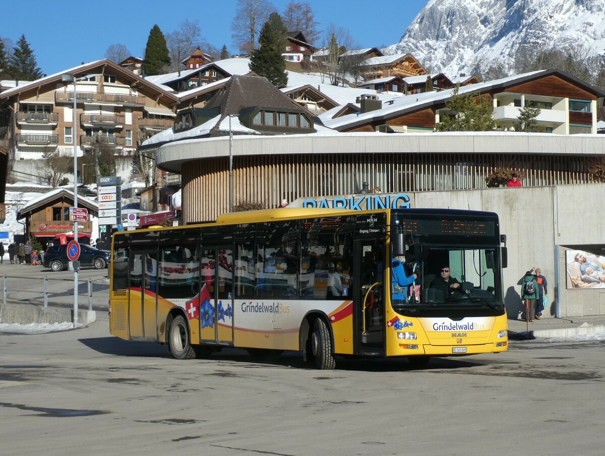 (232'888) - Grindelwaldbus, Grindelwald - Nr. 11/BE 261'865 - MAN/Gppel am 13. Februar 2022 beim Bahnhof Grindelwald