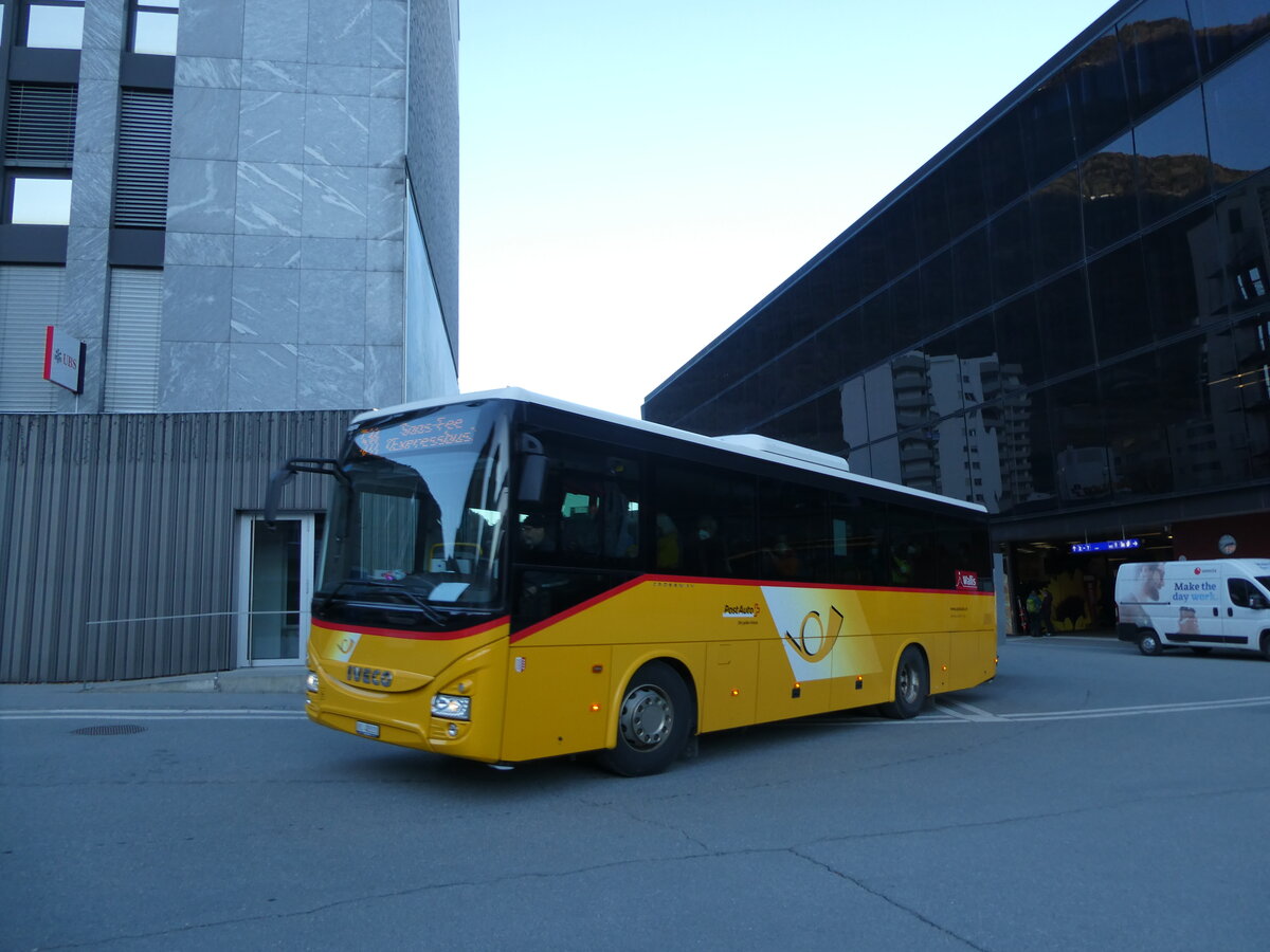 (233'121) - Autotour, Visp - VS 48'333 - Iveco (ex VS 455'577) am 26. Februar 2022 beim Bahnhof Visp