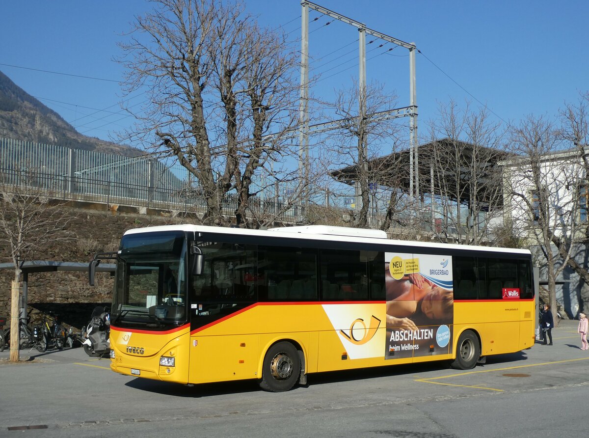 (233'474) - PostAuto Wallis - VS 424'841 - Iveco am 7. Mrz 2022 beim Bahnhof Brig