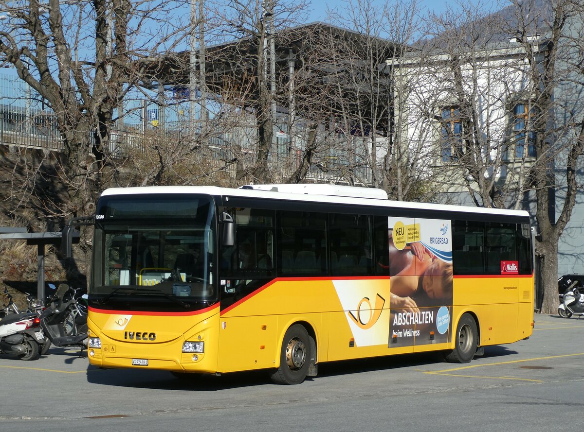 (233'475) - PostAuto Wallis - VS 424'841 - Iveco am 7. Mrz 2022 beim Bahnhof Brig