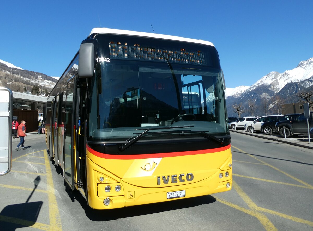 (233'685) - PostAuto Graubnden - GR 102'311 - Iveco am 10. Mrz 2022 beim Bahnhof Scuol-Tarasp