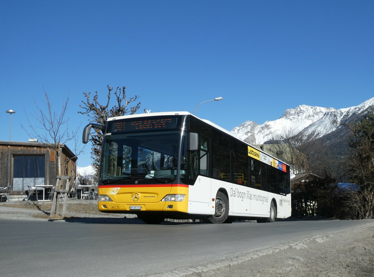 (233'702) - PostAuto Graubnden - GR 165'111 - Mercedes am 10. Mrz 2022 beim Bahnhof Scuol-Tarasp