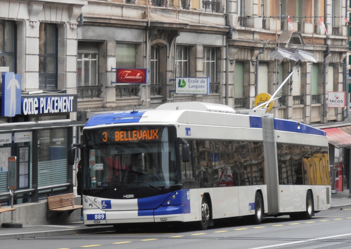 (233'943) - TL Lausanne - Nr. 889 - Hess/Hess Gelenktrolleybus am 13. Mrz 2022 beim Bahnhof Lausanne