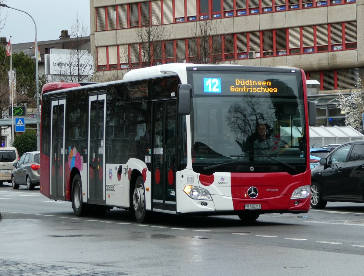 (234'230) - TPF Fribourg - Nr. 6001/FR 300'216 - Mercedes am 8. April 2022 beim Bahnhof Ddingen