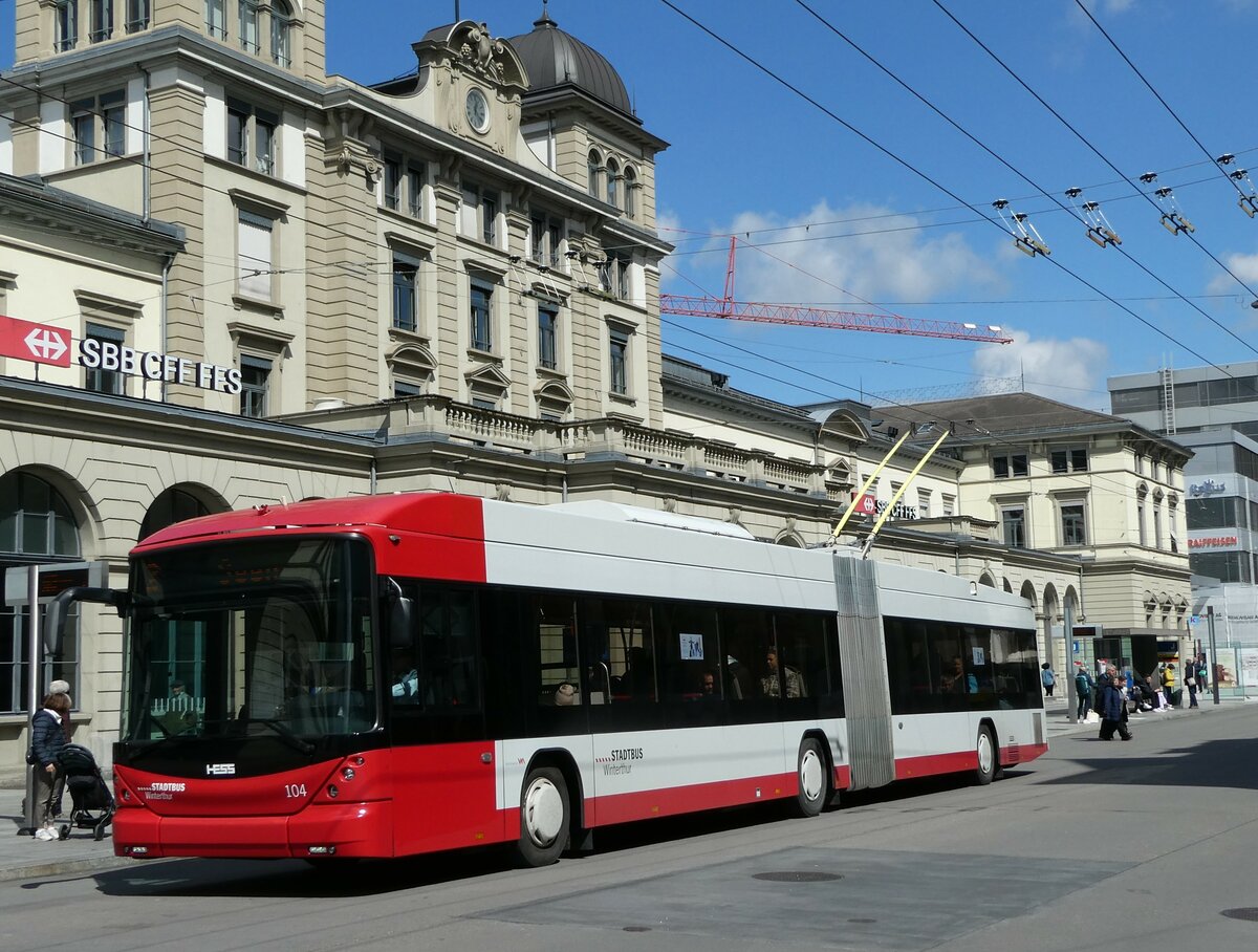 (234'324) - SW Winterthur - Nr. 104 - Hess/Hess Gelenktrolleybus am 10. April 2022 beim Hauptbahnhof Winterthur