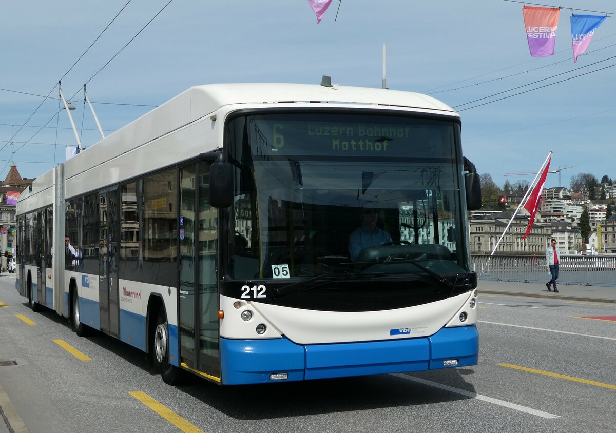 (234'438) - VBL Luzern - Nr. 212 - Hess/Hess Gelenktrolleybus am 11. April 2022 in Luzern, Bahnhofbrcke