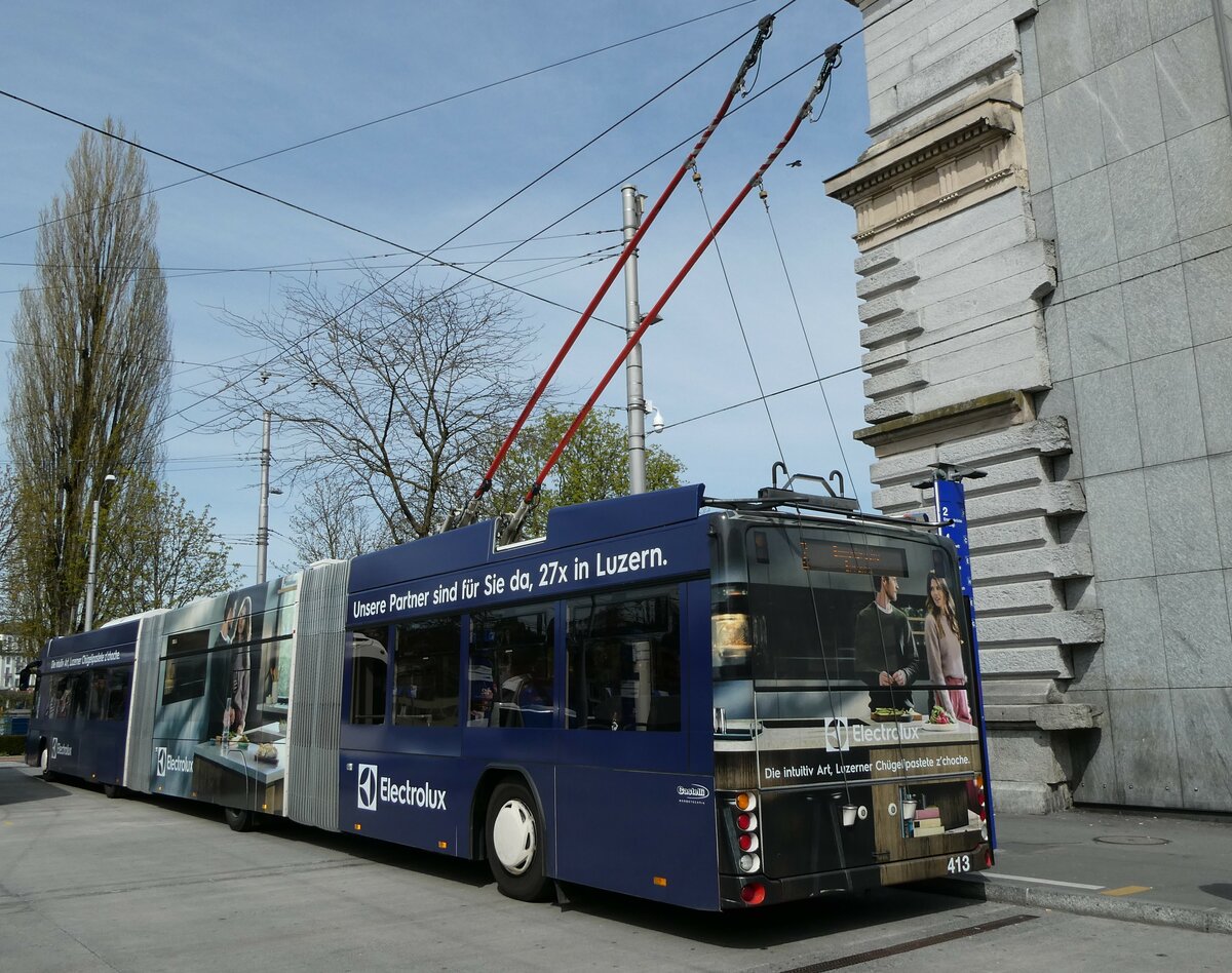 (234'467) - VBL Luzern - Nr. 413 - Hess/Hess Doppelgelenktrolleybus am 11. April 2022 beim Bahnhof Luzern