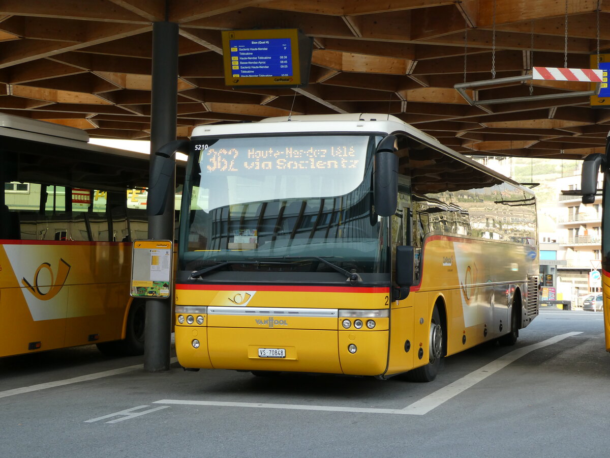 (234'527) - Lathion, Sion - Nr. 2/VS 70'848 - Van Hool am 15. April 2022 beim Bahnhof Sion