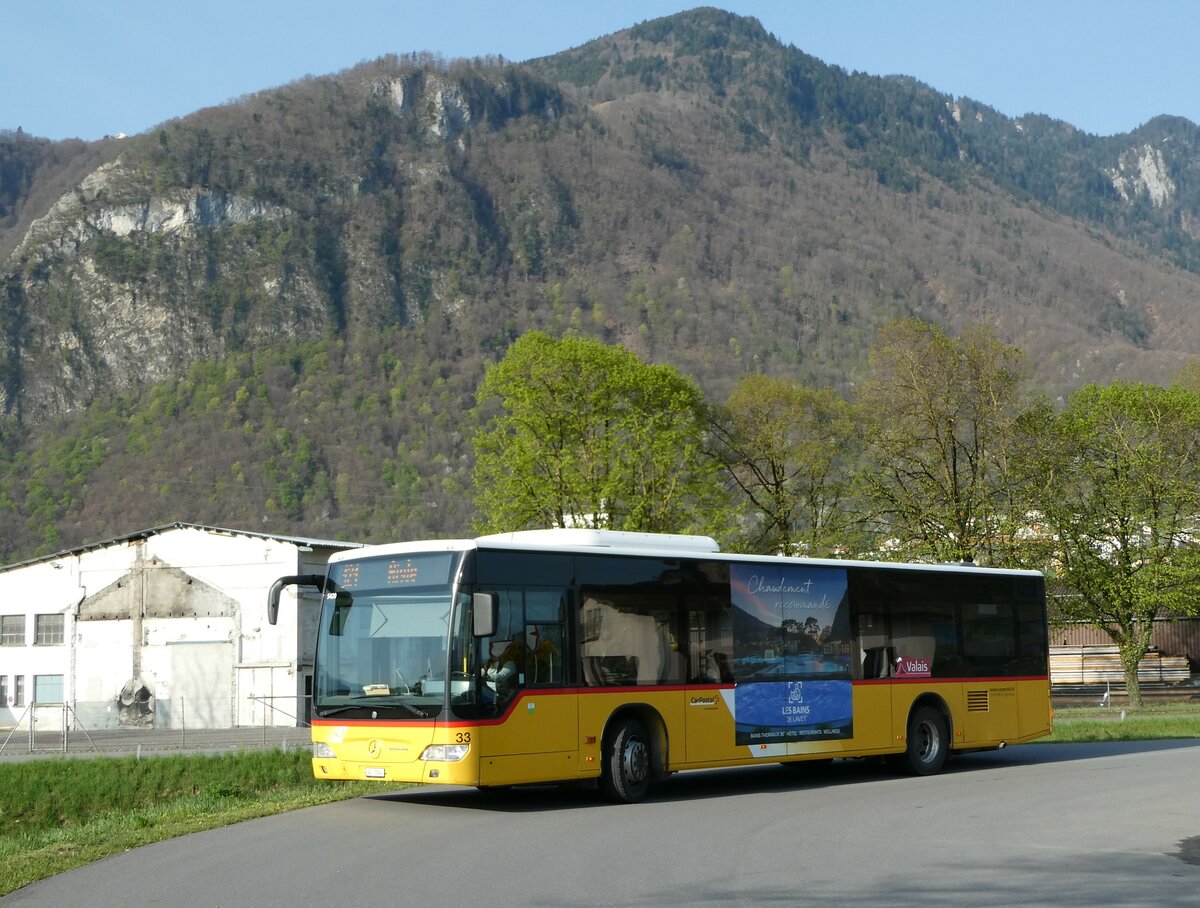 (234'532) - MOB Montreux - Nr. 33/VD 1054 - Mercedes am 15. April 2022 beim Bahnhof Vouvry