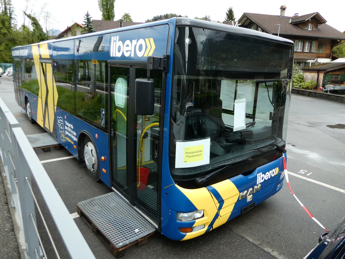 (234'836) - STI Thun - Nr. 128 - MAN am 26. April 2022 beim Bahnhof Wimmis