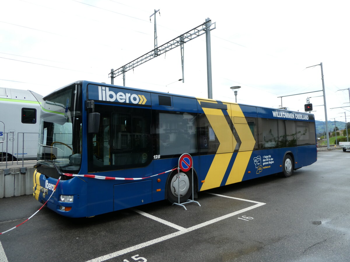 (234'837) - STI Thun - Nr. 128 - MAN am 26. April 2022 beim Bahnhof Wimmis