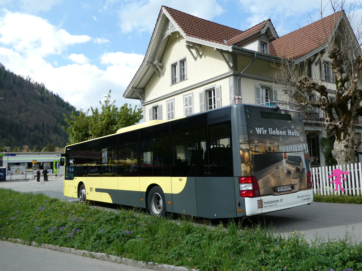 (234'859) - STI Thun - Nr. 401/BE 849'401 - MAN am 26. April 2022 beim Bahnhof Wimmis