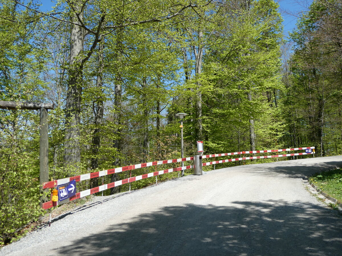 (235'010) - SZU-Haltestelle am 2. Mai 2022 beim Bahnhof Uetliberg