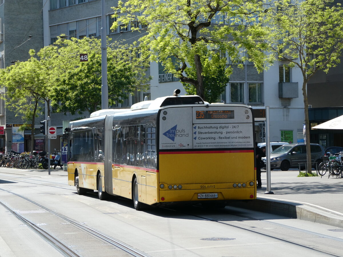 (235'072) - PostAuto Zrich - Nr. 305/ZH 880'666 - Solaris am 2. Mai 2022 beim Bahnhof Zrich-Wiedikon