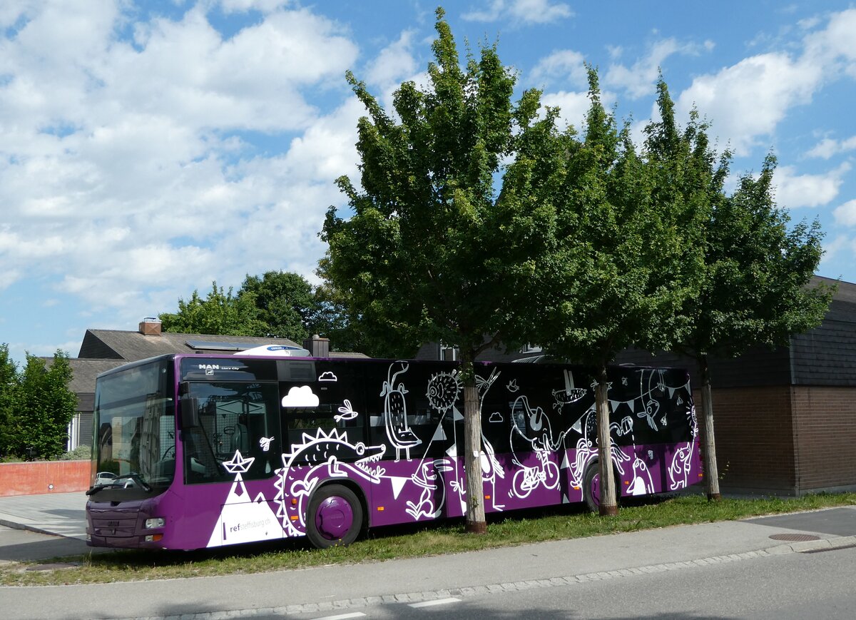 (236'527) - Kirchgemeinde, Steffisburg - MAN (ex STI Thun Nr. 123) am 30. Mai 2022 in Steffisburg, Kirche Glockental