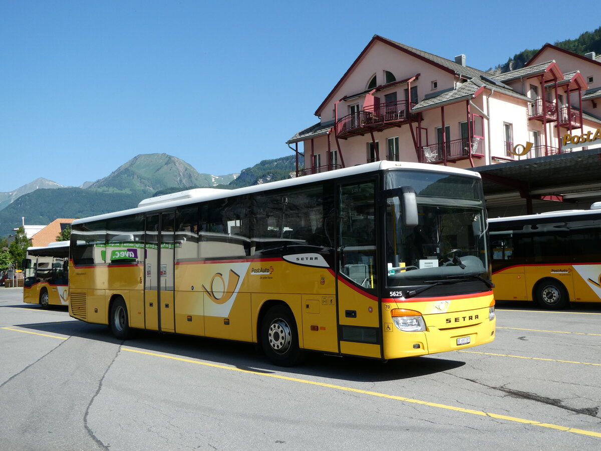 (236'557) - PostAuto Bern - Nr. 70/BE 653'387 - Setra am 4. Juni 2022 in Meiringen, Postautostation