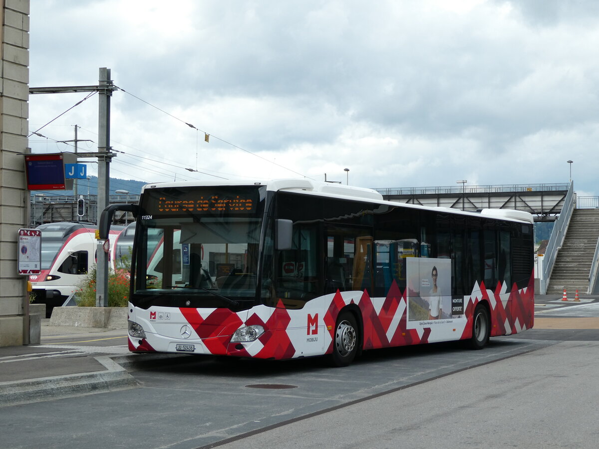 (236'915) - CarPostal Ouest - JU 52'436 - Mercedes am 6. Juni 2022 beim Bahnhof Delmont