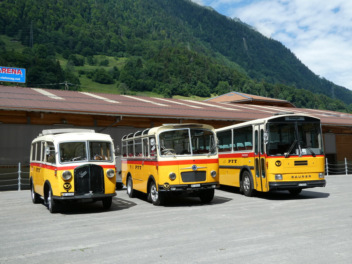 (237'593) - Schmid, Thrishaus - Nr. 3/BE 26'760 - Saurer/Gangloff (ex Geiger, Adelboden Nr. 3) + Nr. 9/BE 26'105 - Saurer/R&J (ex Geiger, Adelboden Nr. 9) + BE 26'206 - Saurer/Tscher (ex P 24'244) am 26. Juni 2022 in Mlenen, Kanderarena