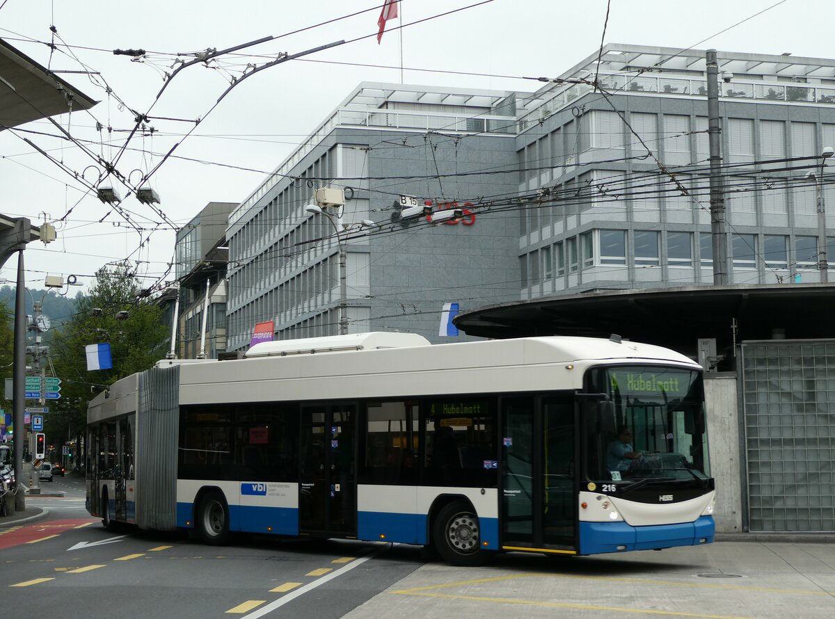 (238'899) - VBL Luzern - Nr. 216 - Hess/Hess Gelenktrolleybus am 7. August 2022 beim Bahnhof Luzern