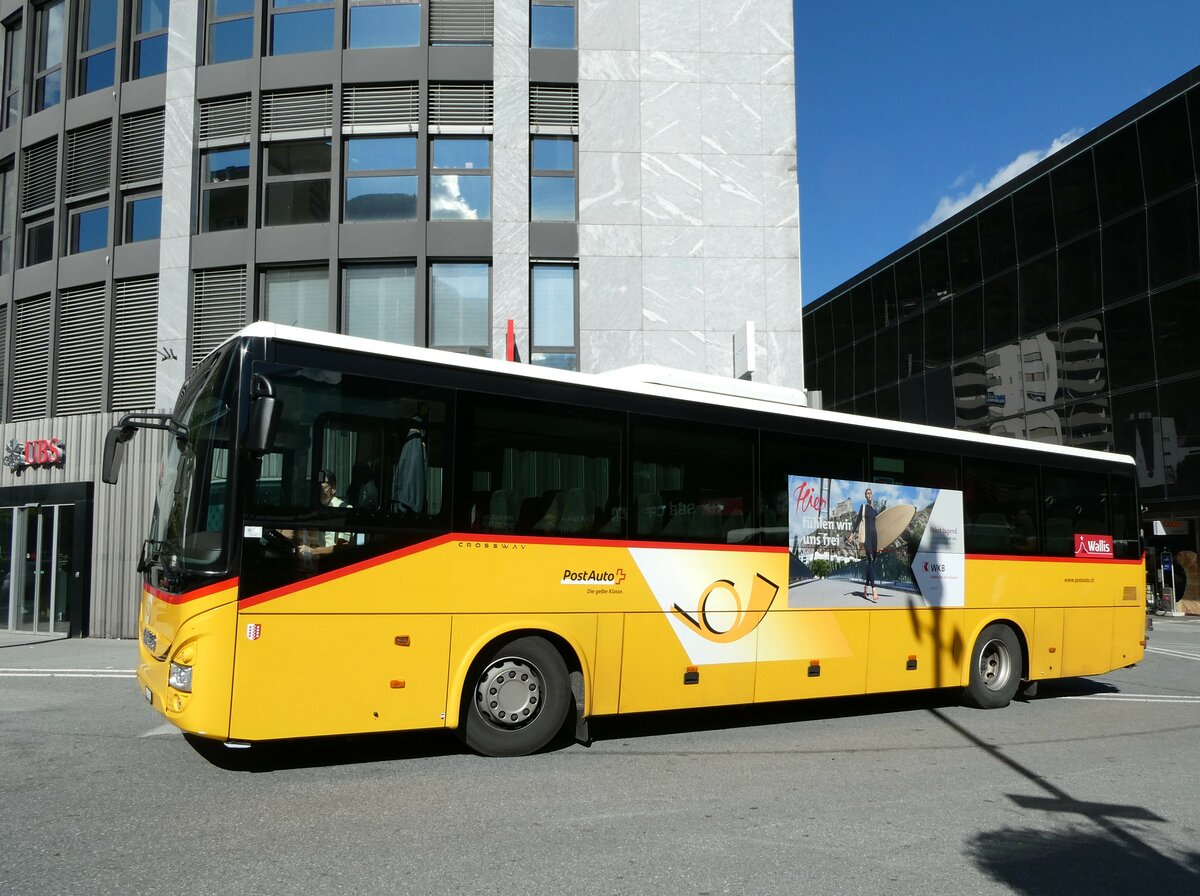 (239'345) - PostAuto Wallis - VS 445'905 - Iveco am 21. August 2022 beim Bahnhof Visp