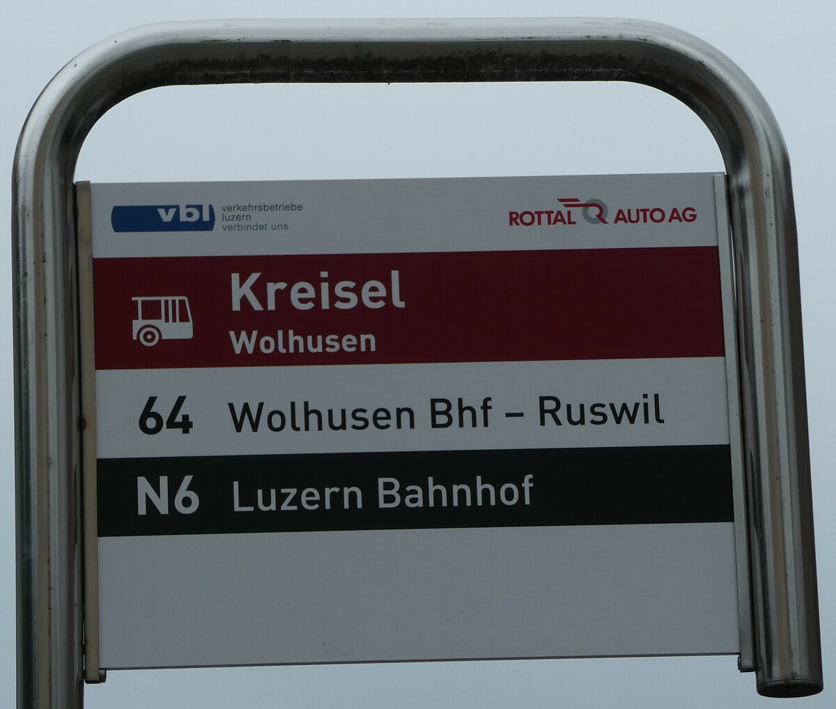 (239'744) - vbl/ROTTAL AUTO AG-Haltestellenschild - Wolhusen, Kreisel - am 28. August 2022