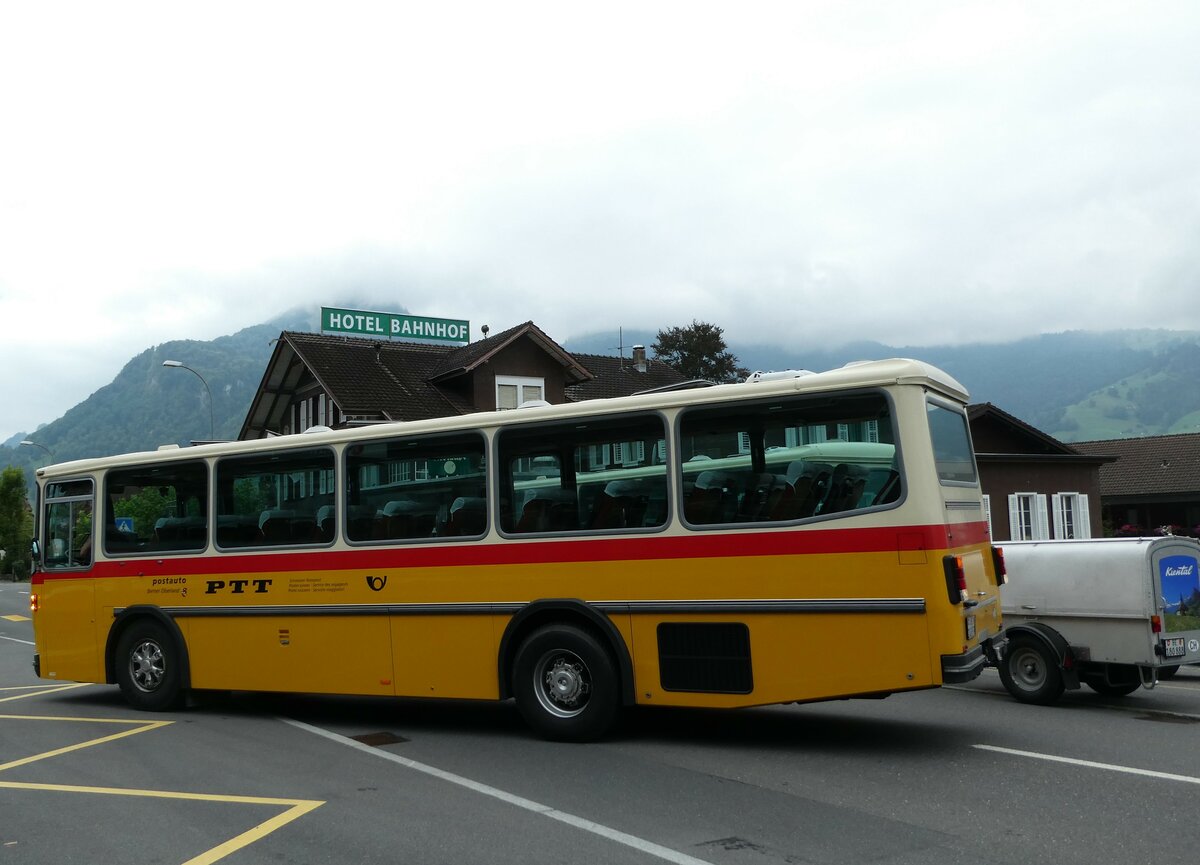 (239'801) - Krummenacher, Zillis - Nr. 74/BE 243'579 - Saurer/R&J (ex AVG Meiringen Nr. 74; ex PostAuto Berner Oberland; ex P 24'357) am 28. August 2022 beim Bahnhof Giswil