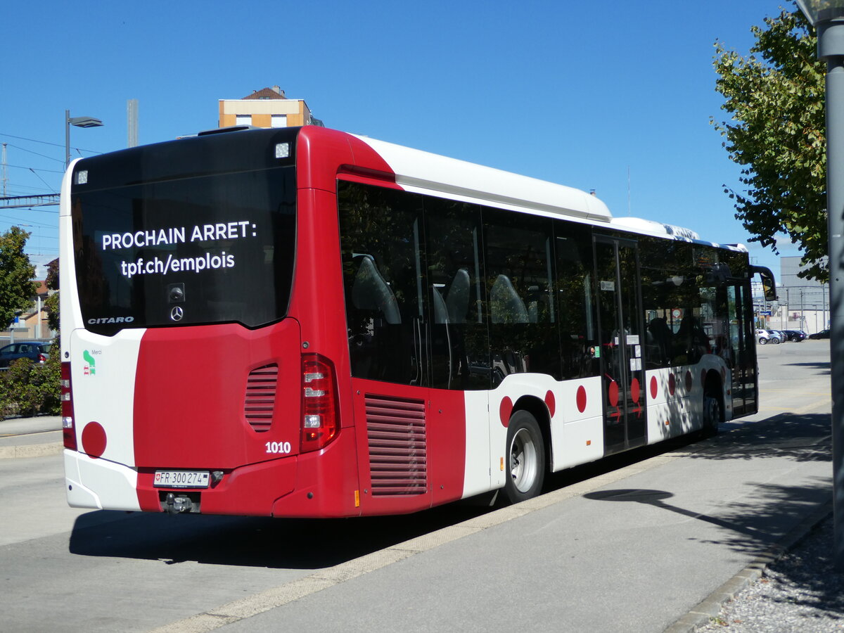 (239'993) - TPF Fribourg - Nr. 1010/FR 300'274 - Mercedes am 11. September 2022 beim Bahnhof Ddingen