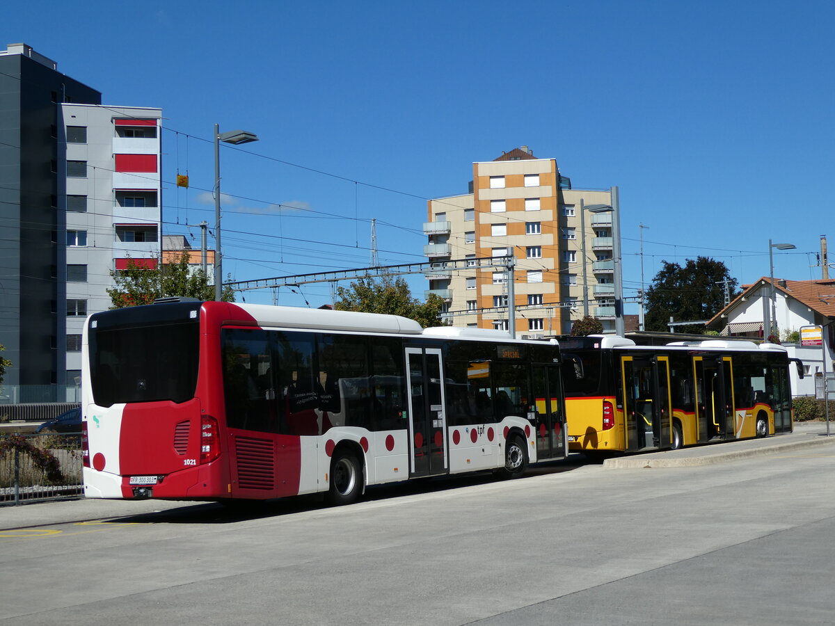 (240'008) - TPF Fribourg - Nr. 1021/FR 300'303 - Mercedes am 11. September 2022 beim Bahnhof Ddingen