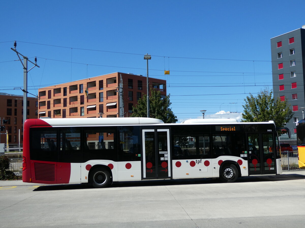 (240'009) - TPF Fribourg - Nr. 1021/FR 300'303 - Mercedes am 11. September 2022 beim Bahnhof Ddingen