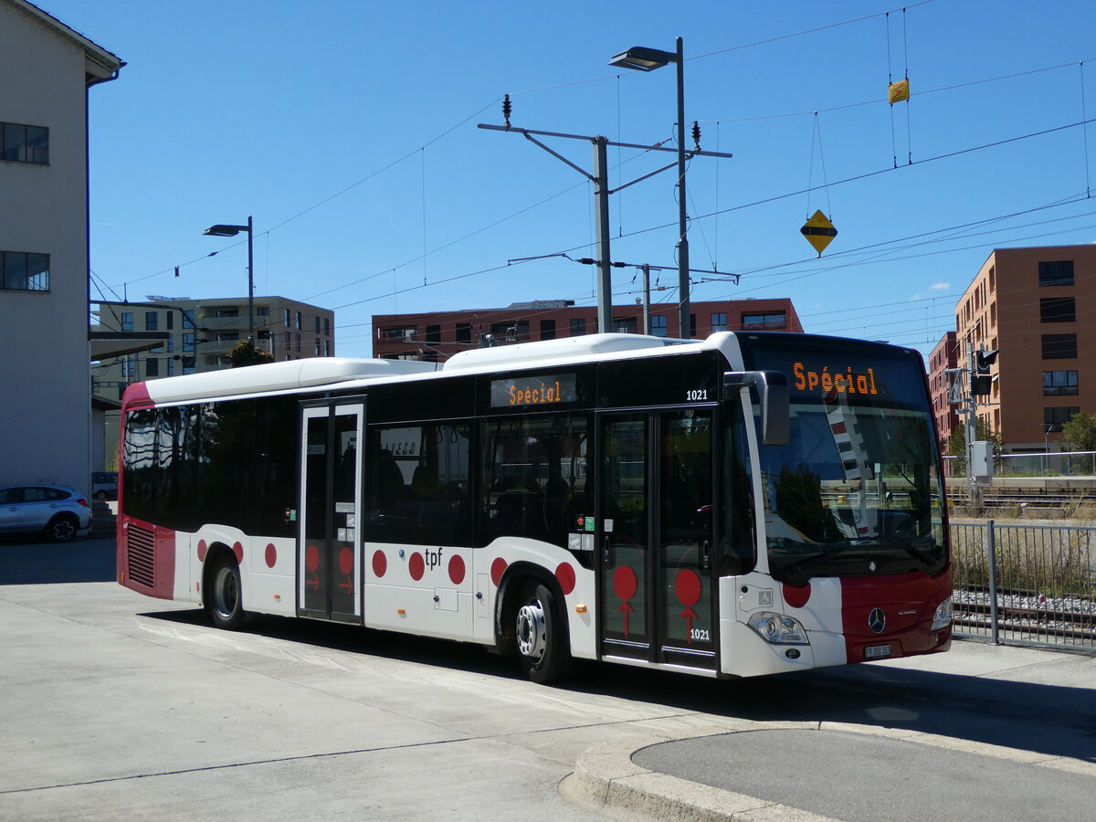 (240'010) - TPF Fribourg - Nr. 1021/FR 300'303 - Mercedes am 11. September 2022 beim Bahnhof Ddingen